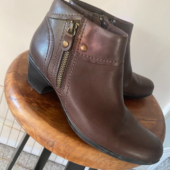 Clarks brown leather ankle boots. Size 9N - Picture 11 of 11
